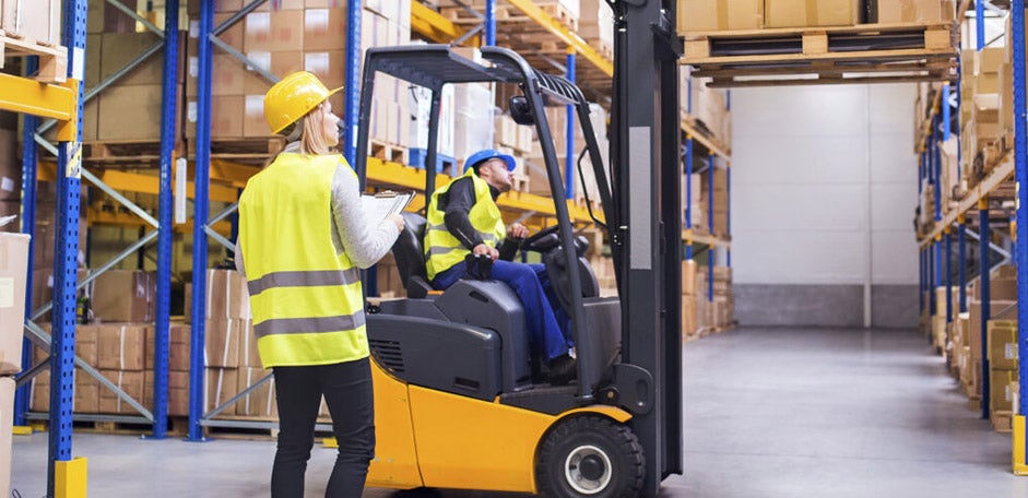 ¿Por qué es importante utilizar el chaleco reflectante en entornos laborales?